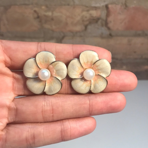 Flower power pearl earrings - Picture 1 of 3